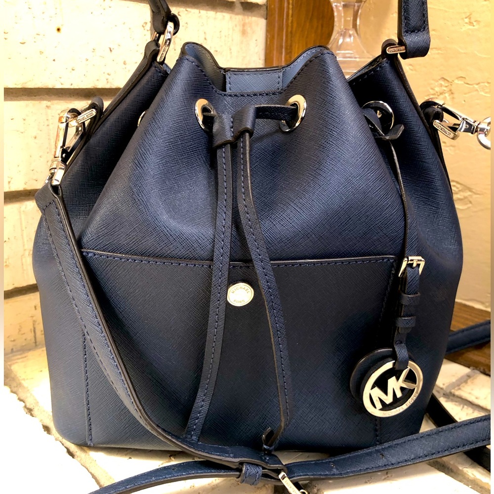 💥Moving to @the_bag_guy💥Michael Kors - Greenwich Medium Bucket Bag - Picture 2 of 16